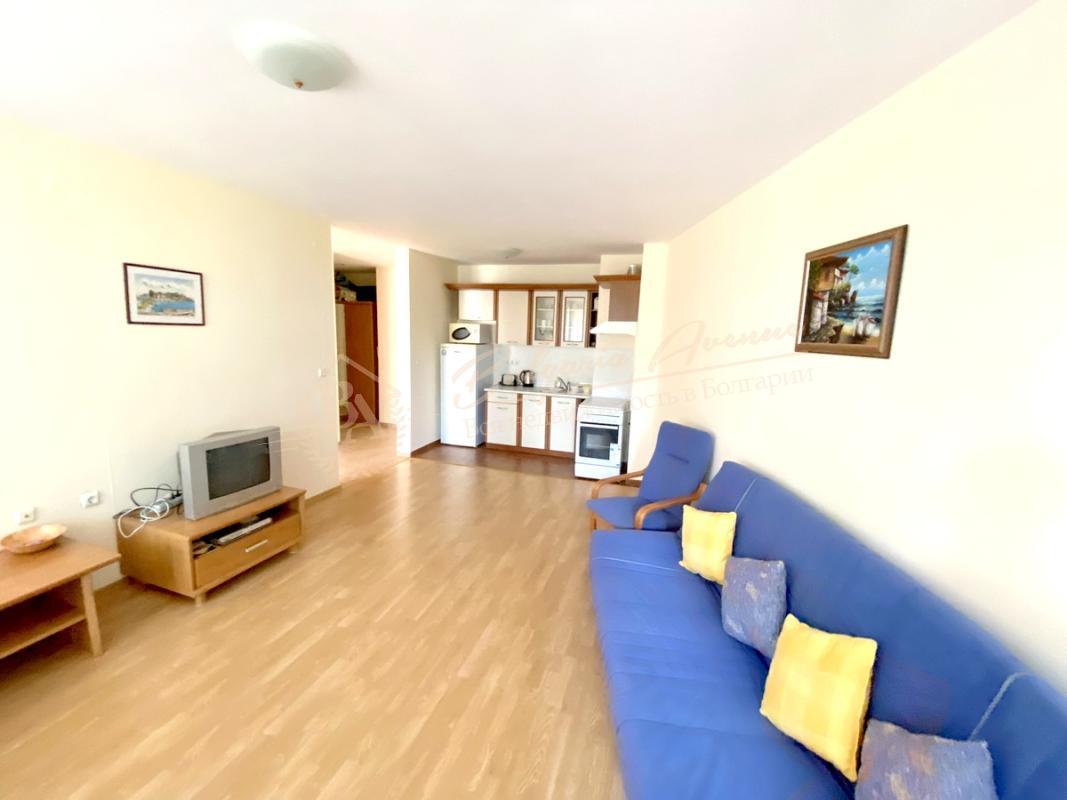 Просторный апартамент на первой линии моря в Riviera Fort Beach в центре Равды