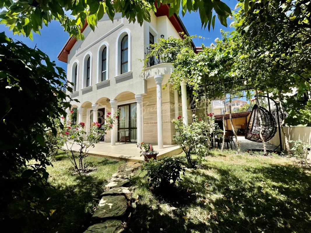 Comfortable house in Sveti Vlas with separate plot and panoramic sea view