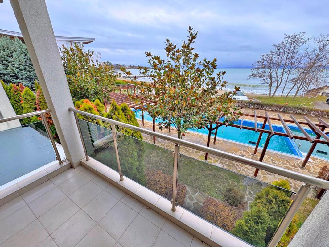 Меблированный апартамент с 4 спальнями в комплексе Villmar Beach Pomorie, вид на море